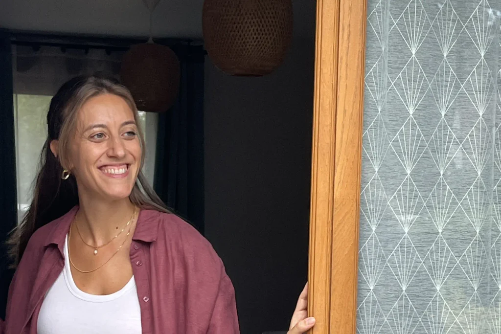 Noémie Cuquejo, réflexologue, accueille avec le sourire à l'entrée de son cabinet